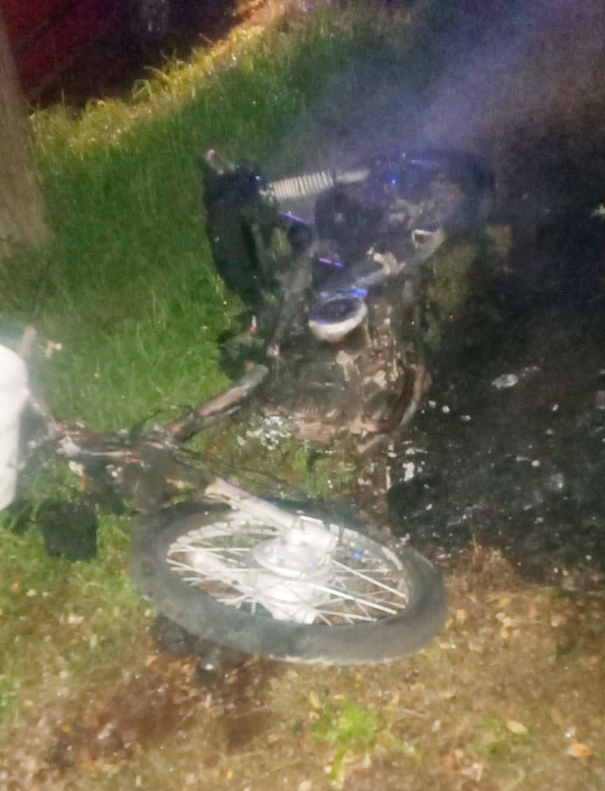 Bomberos Voluntarios acudieron al incendio de una moto