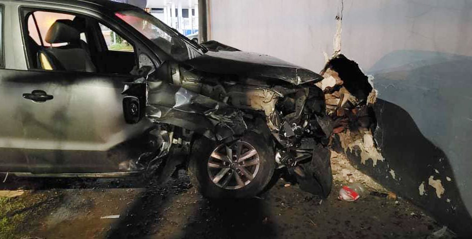 Pehuajó: Una camioneta colisonó contra un tapial y derribó una parte