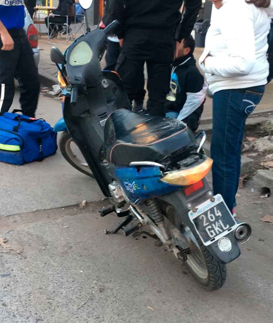 Dos motociclistas sufrieron una caída en la rotonda que distribuye el tránsito de avenidas Venezuela, Brown, Lavalle y Alsina