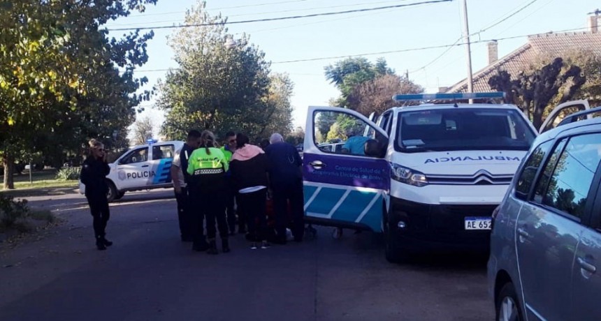 Una joven fue trasladada hacia el hospital, tras el impacto con un auto