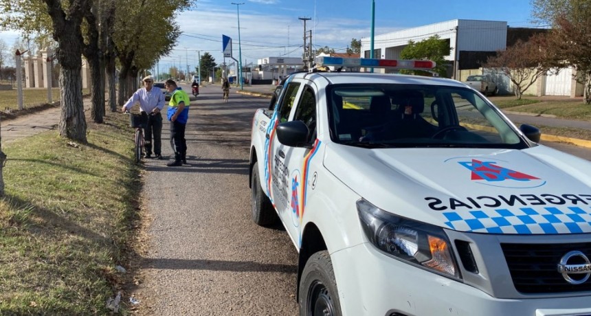 Un perro intentó morder  a un hombre y generó la caída de su bicicleta