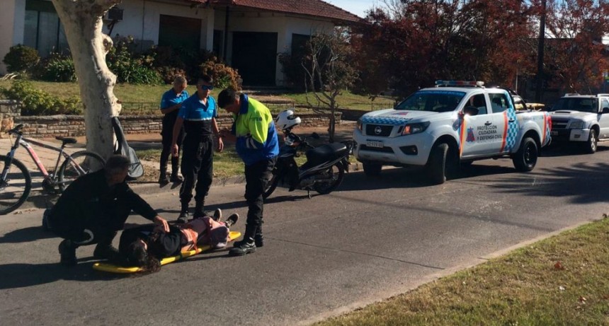 Una joven sufrió la caída de su bicicleta en avenida San Martín y Larrea