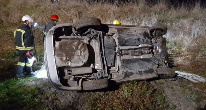 Esta madrugada en Ruta 65: Una familia sufrió el vuelco de su vehículo, tras impactar con un animal vacuno