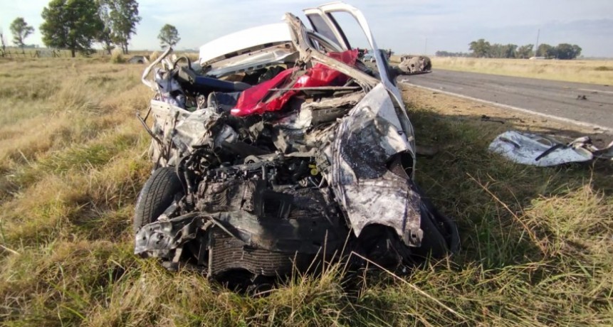 La ruta 226 permanece cortada antes de llegar a Olavarría, tras el fatal accidente en el que murió una joven de 17 años esta mañana , en FM 10 hablamos con el periodista Jorge Scotton