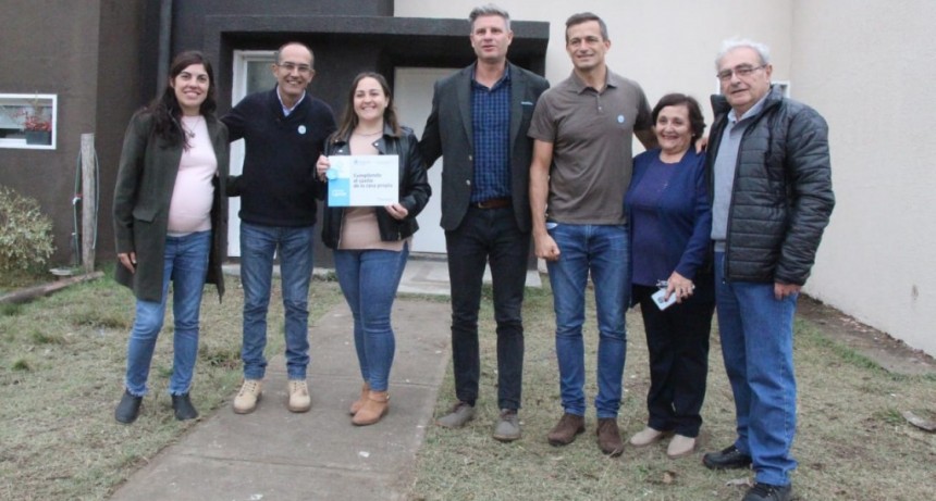 Scatolini, Bucca y Pisano entregaron seis nuevas viviendas en el Desarrollo Urbanístico PROCREAR, y en FM 10 hablaron funcionarios y nuevos propietarios