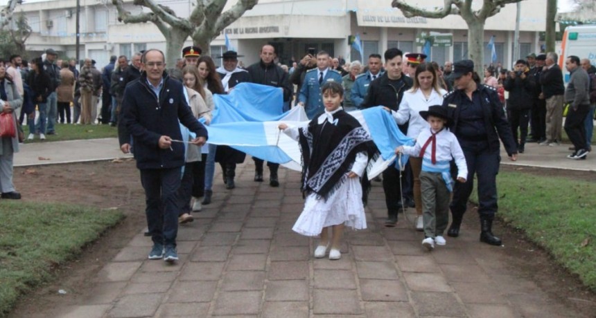 En Urdampilleta, el Intendente Pisano encabezó el Acto Protocolar por el día de la Patria