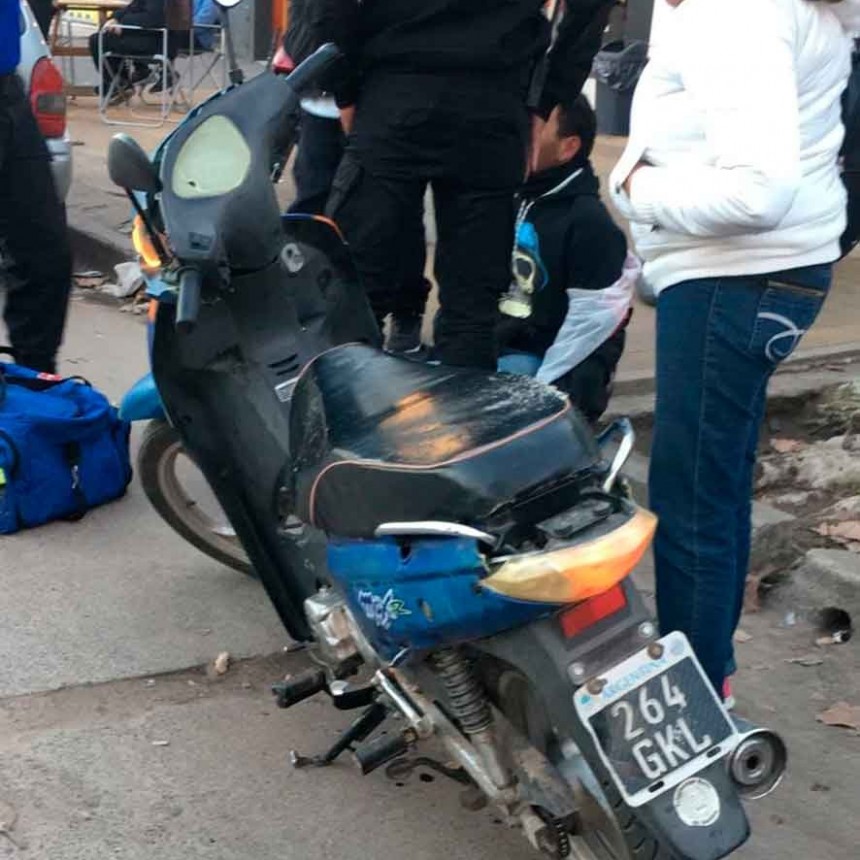 Dos motociclistas sufrieron una caída en la rotonda que distribuye el tránsito de avenidas Venezuela, Brown, Lavalle y Alsina