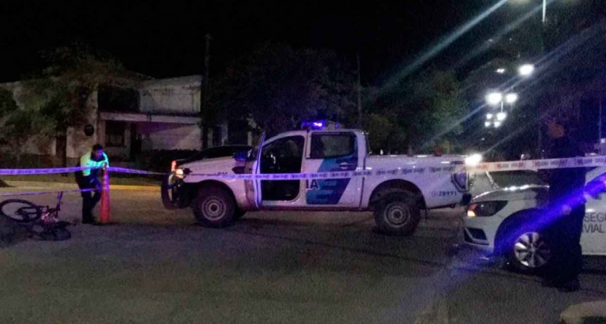 Trasladaron a una joven que transitaba en su bicicleta y fue parte de la colisión con una camioneta