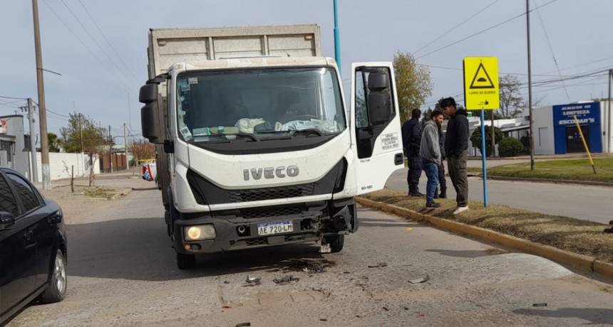 Colisión por alcance en avenida Mariano Unzué