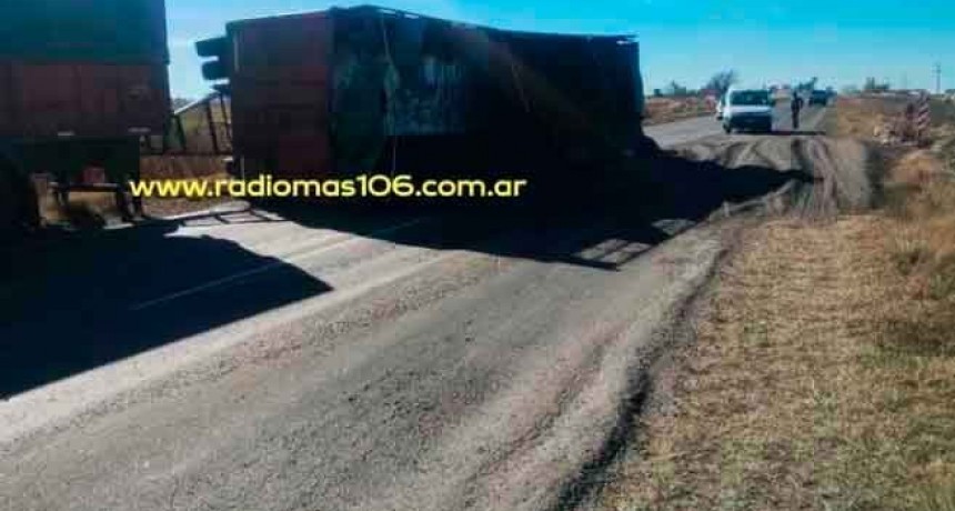 Ruta 65: Un camión volcó el acoplado que remolcaba