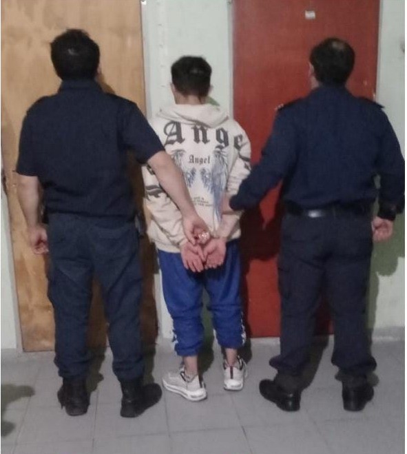 Informe Oficial: La Policía Departamental detuvo a un sujeto cuando estaba robando