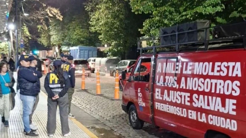 Detuvieron a militantes de la UCR que hacían campaña contra Milei en CABA