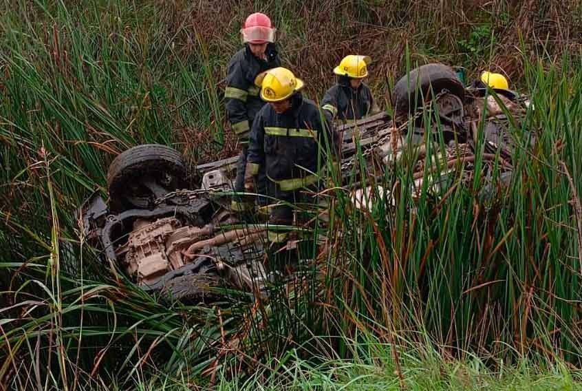 Este jueves: Un conductor sufrió el despiste y posterior vuelco de su vehículo, cayendo sobre la zanja de desagüe