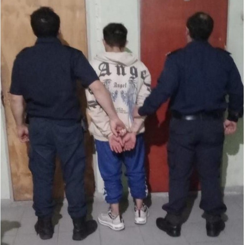 Informe Oficial: La Policía Departamental detuvo a un sujeto cuando estaba robando