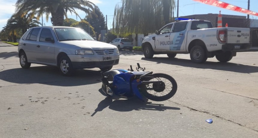 Este jueves por la tarde, un motociclista fue hospitalizado tras una colisión con un auto