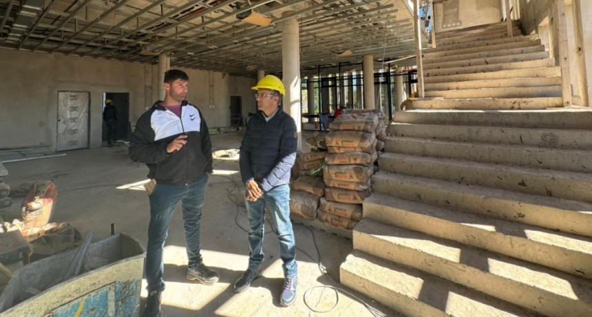 El Intendente Marcos Pisano recorrió la obra de la Casa de la Provincia, que se construye en avenida Centenario