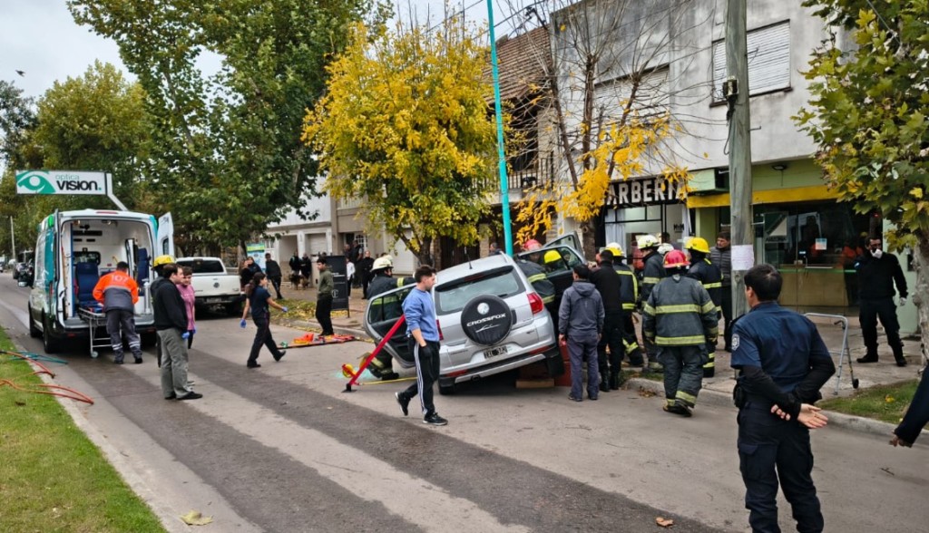 Este jueves  a la tarde : un conductor perdi&oacute; el control de su veh&iacute;culo e impact&oacute; contra carteler&iacute;a que se encontraba sobre la vereda