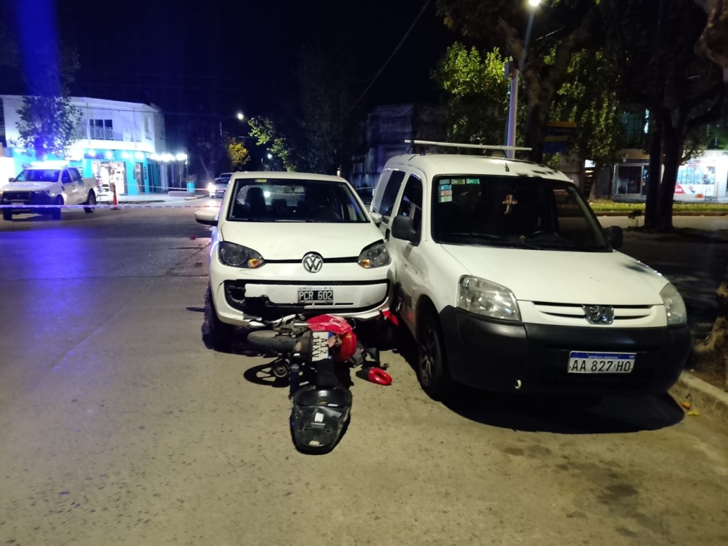 Este viernes: se registr&oacute; una triple colisi&oacute;n en la que participaron dos autos y una moto, con una persona hospitalizada