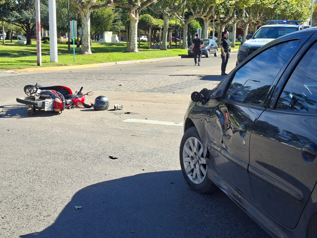 Una joven fue hospitalizada, tras una colisi&oacute;n registrada en el M&aacute;stil Central de la ciudad, avenidas San Mart&iacute;n y Belgrano
