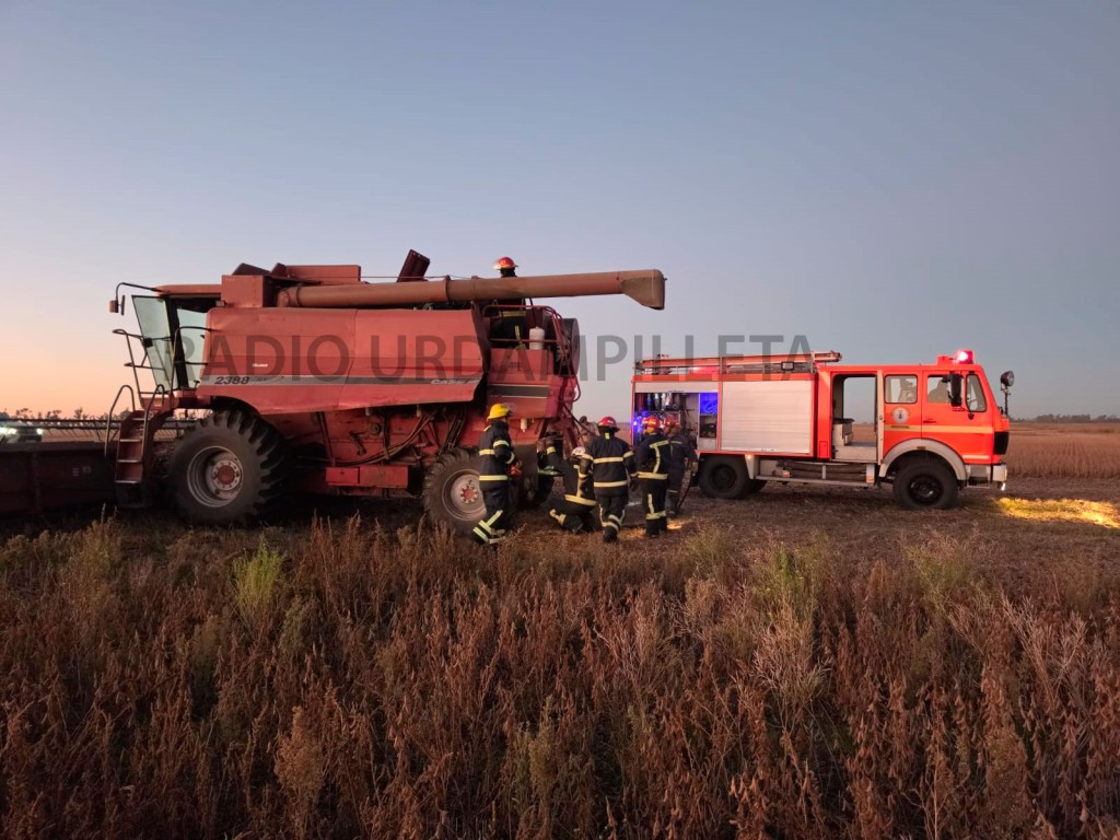 Bomberos de Urdampilleta trabajaron en la extinci&oacute;n de un foco &iacute;gneo en una m&aacute;quina cosechadora