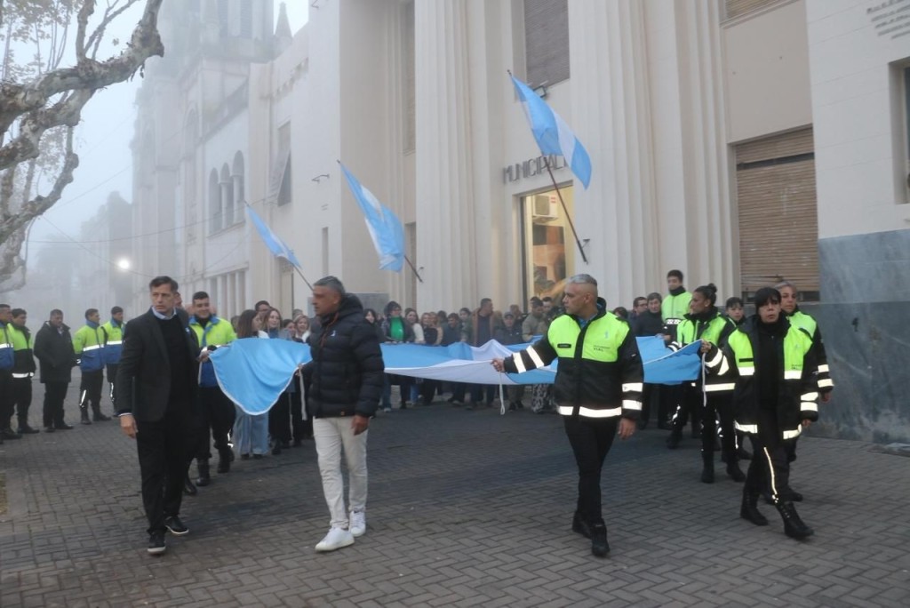 25 de Mayo: a primera hora y junto a trabajadoras y trabajadores municipales, el intendente Eduardo Bali Bucca iz&oacute; el pabell&oacute;n nacional