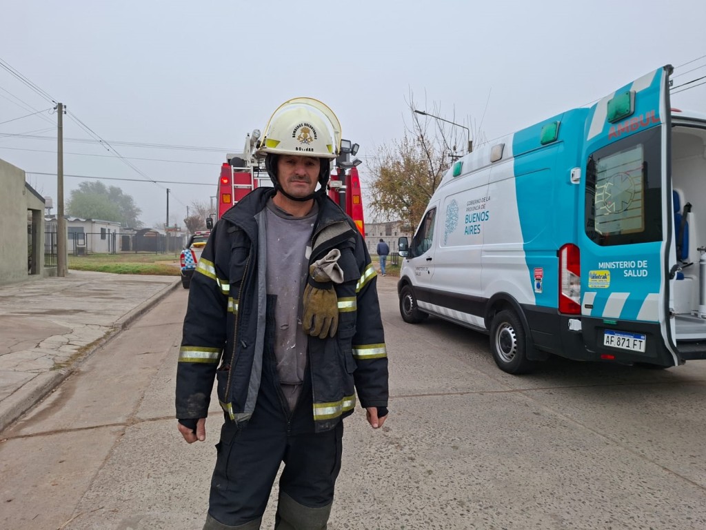 Bomberos Voluntarios acudi&oacute; al llamado emergente tras el incendio de una garrafa, en una vivienda de Barrio Palermo