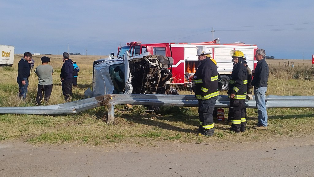 Ruta Nacional 33: contin&uacute;a la racha de accidentes, ahora en el acceso a Tornquist con dos personas trasladadas al hospital