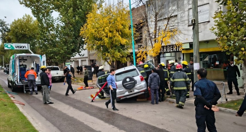 Este jueves  a la tarde : un conductor perdi&oacute; el control de su veh&iacute;culo e impact&oacute; contra carteler&iacute;a que se encontraba sobre la vereda