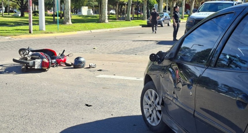 Una joven fue hospitalizada, tras una colisi&oacute;n registrada en el M&aacute;stil Central de la ciudad, avenidas San Mart&iacute;n y Belgrano