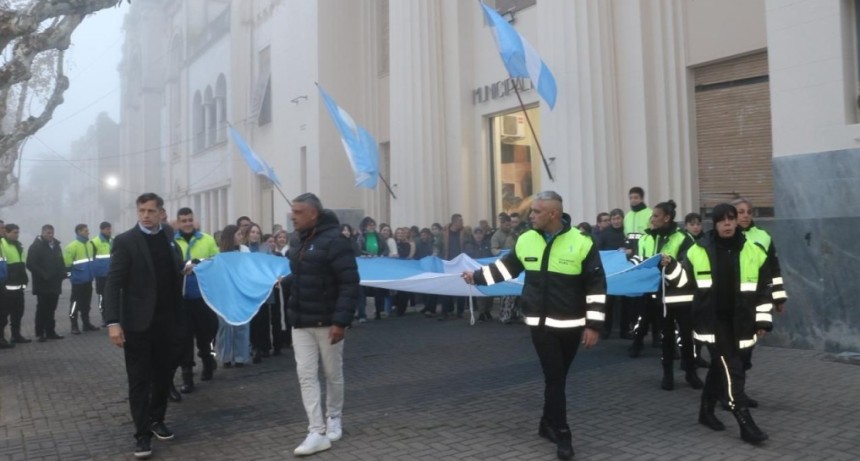 25 de Mayo: a primera hora y junto a trabajadoras y trabajadores municipales, el intendente Eduardo Bali Bucca iz&oacute; el pabell&oacute;n nacional