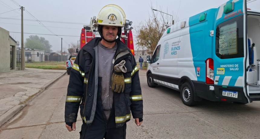 Bomberos Voluntarios acudi&oacute; al llamado emergente tras el incendio de una garrafa, en una vivienda de Barrio Palermo