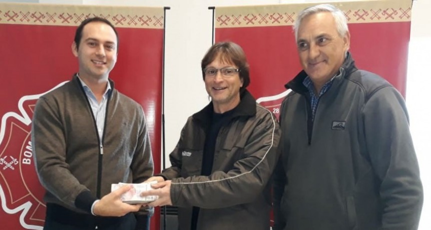 Se hizo entrega del premio por pago contado de la rifa anual