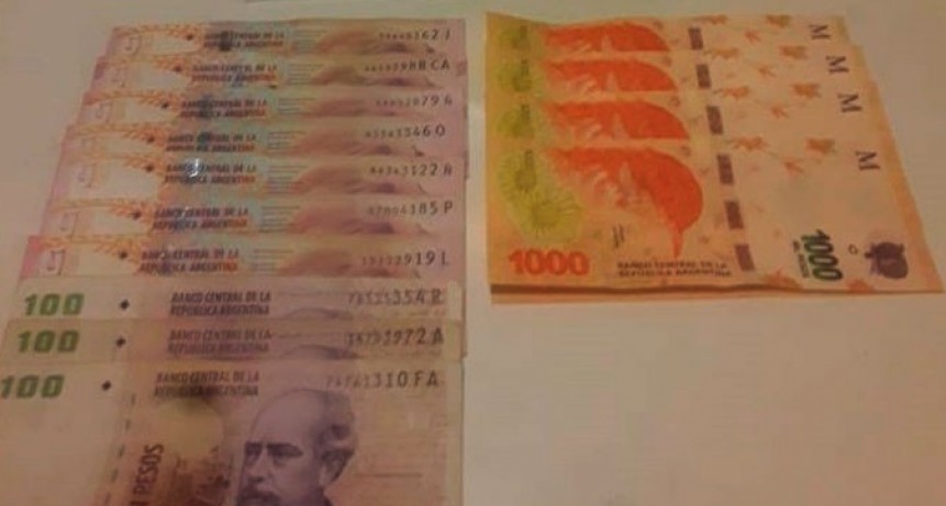 Una mujer olvid&oacute; su tarjeta en el cajero, y un joven extrajo 5 mil pesos