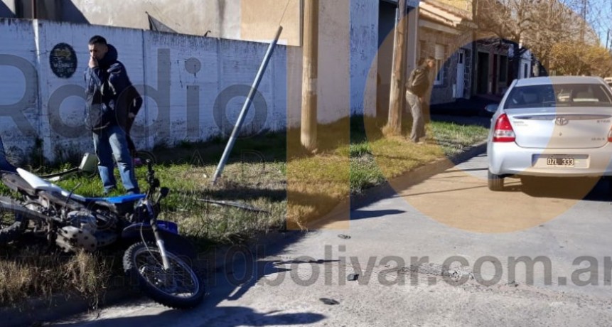 Un motociclista debi&oacute; ser hospitalizado tras ser embestido por un auto