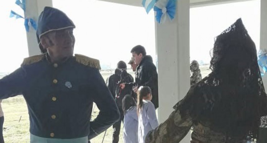 Una pareja de Salinas Grandes bail&oacute; &lsquo;La Condici&oacute;n&rsquo; en el acto de la Escuela 46