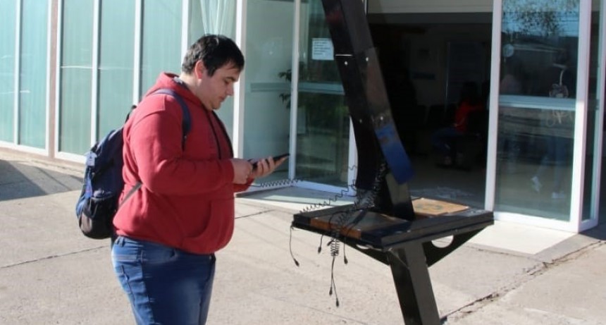 Se coloc&oacute; un cargador solar para celulares fuera del hospital