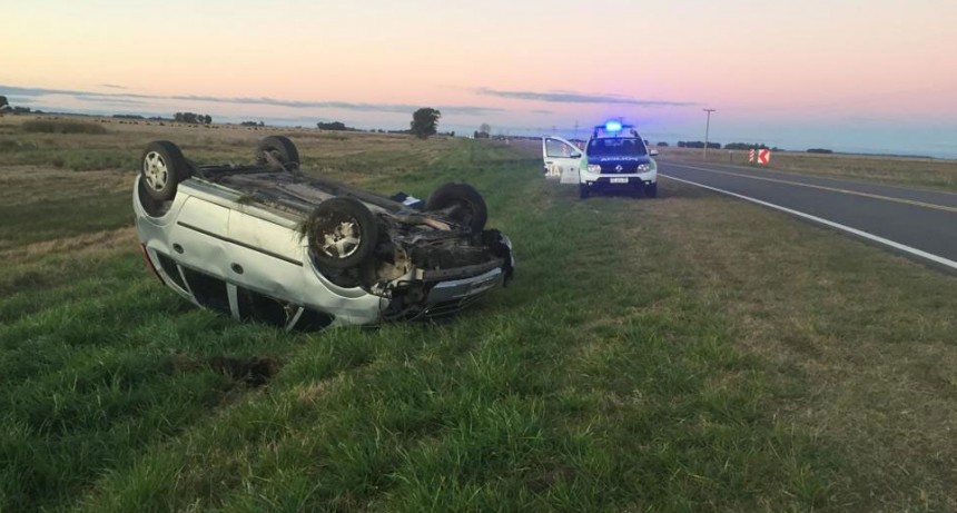 Alvear: Volc&oacute; un autom&oacute;vil en el acceso de la ruta 61
