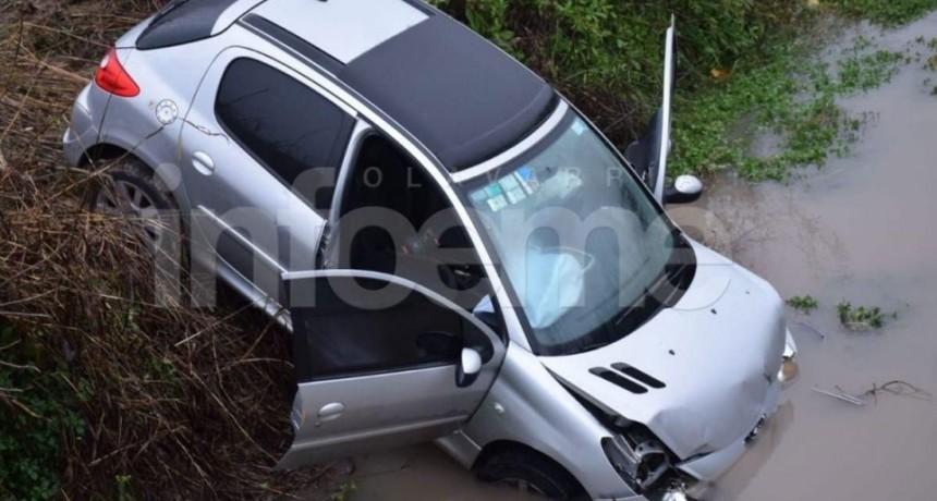 Olavarr&iacute;a: Fuerte choque en Ruta 226; un auto termin&oacute; en una zanja