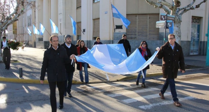 Marcos Pisano encabez&oacute; el izamiento de la Bandera Nacional en el m&aacute;stil central