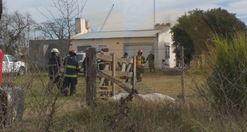 El aparente cortocircuito de un compresor produjo el incendio de una vivienda
