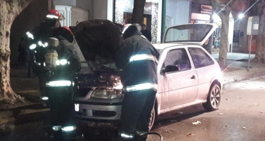 Principio de incendio en un veh&iacute;culo