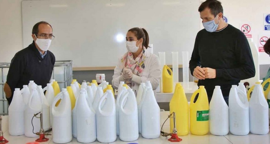 En el marco de la emergencia sanitaria Pisano y Bucca visitaron el laboratorio del CRUB