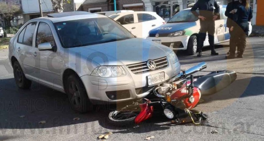 Impacto entre un auto y una moto en el centro de la ciudad