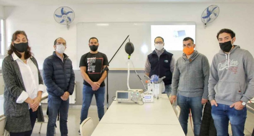 Pisano se reunió con estudiantes de ingeniería que trabajan en un dispositivo de respiración mecánica