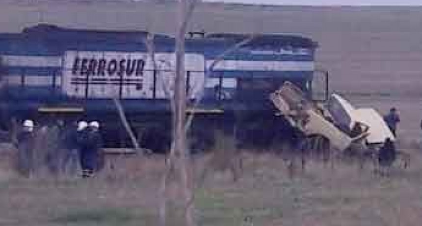 Colonia San Miguel: Violento accidente entre una locomotora y una camioneta 