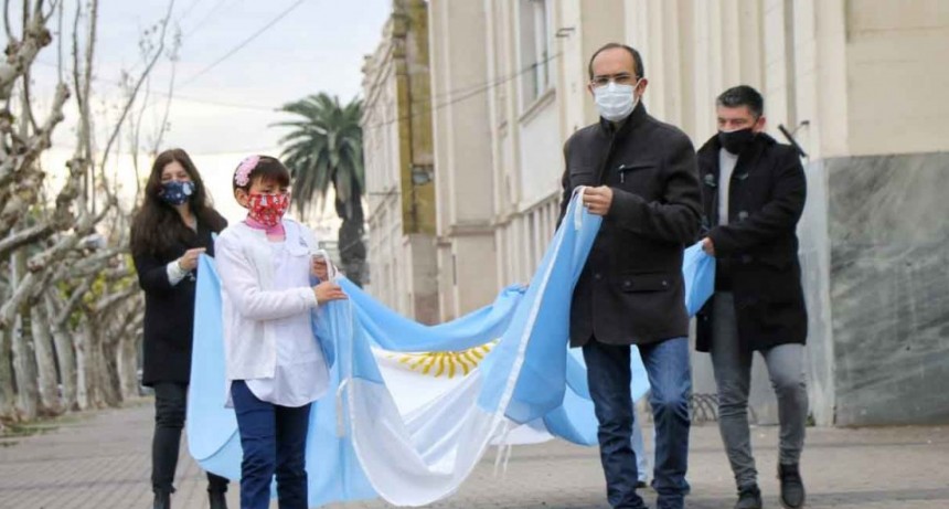 El intendente Marcos Pisano encabez&oacute; el izamiento de la Bandera Nacional