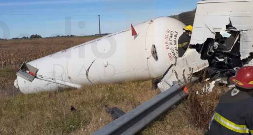 Se produjo el vuelco de un cami&oacute;n en ruta 205; Sin Heridos