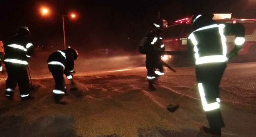 Bomberos Voluntarios trabajo en la limpieza de la ruta tras la p&eacute;rdida de cereal de un cami&oacute;n 