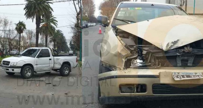 Violento impacto en el centro de la ciudad; Dos personas hospitalizadas de manera preventiva