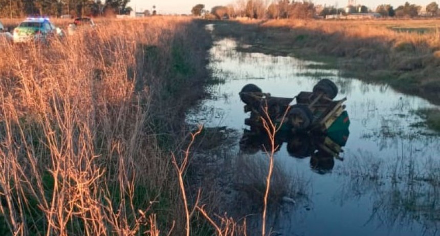 Tres accidentes se dieron este sábado: Desde una camioneta se desprendió una embarcación, un vuelco en un camino rural,  y se desprendió un carro de combustible